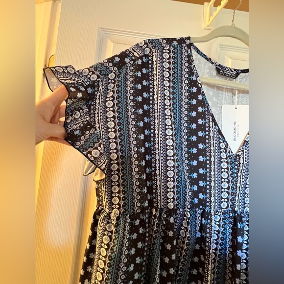 Bohemian Bandanna print w/dolman sleeves with ruffles. Deep-V neck and pockets! - Picture 7 of 8